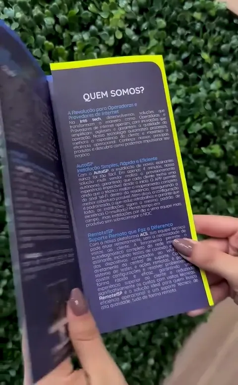 Folder com dobras aberto na mão, na página Quem somos